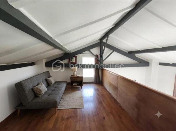 Saint Maime au pied de la chapelle à découvrir cette maison Type 5 plain pied  de 180 m² ( à part une chambre en mezzanine )  sur un terrain clôturé et arboré de 925m². Celle ci en bordure de champs   et sans vis à vis  s' ouvre sur une grande terrasse de 200 m²  en partie ombragée avec  une piscine 10x 5 m. Maison en grande partie plain pied qui se compose d un grand salon lumineux de 70 m², d' une cuisine équipée, d' une grande et belle salle de bains avec douche italienne qui donne sur la terrasse, de 3 chambres dont une en mezzanine et d' une salle de sport de 24 m² qui peut être transformée en chambre et même en suite parentale. Pas de travaux à prévoir.