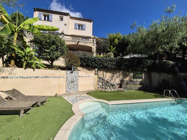 Maison
         7 pièces
        - 200 m² 670 000 € *