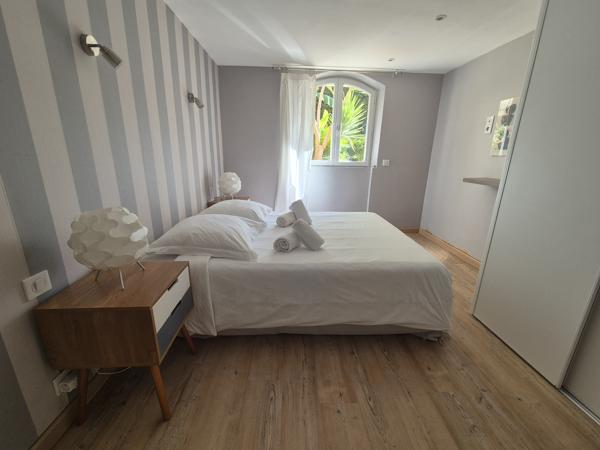 Maison
         7 pièces
        - 200 m² 670 000 € *