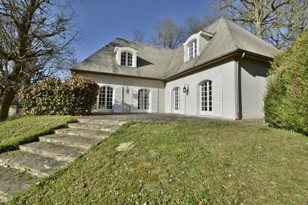 Exclusivité ERA ACCES IMMOBILIER : Maison spacieuse 7 pièces à Jouars-Pontchartrain