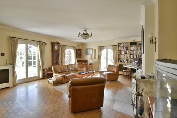 Exclusivité ERA ACCES IMMOBILIER : Maison spacieuse 7 pièces à Jouars-Pontchartrain