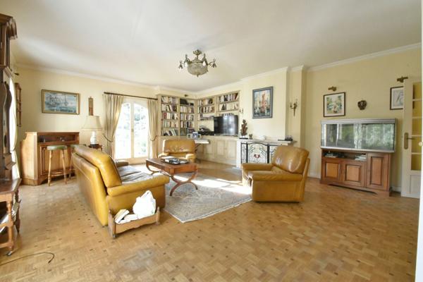 Exclusivité ERA ACCES IMMOBILIER : Maison spacieuse 7 pièces à Jouars-Pontchartrain