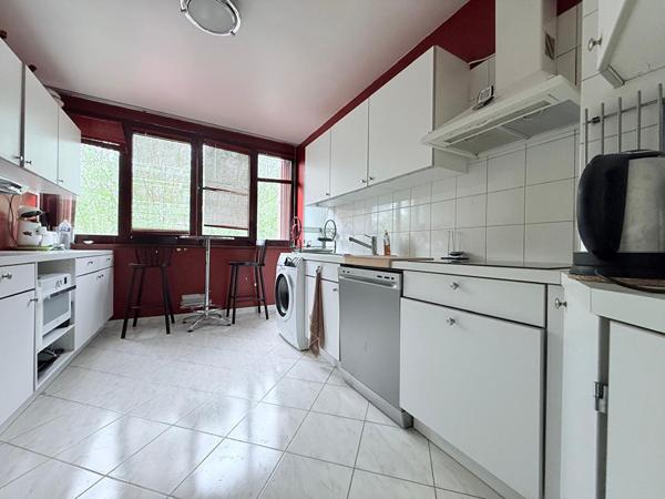 Appartement Fontenay Le Fleury 5 pièce(s) 93.88 m2
