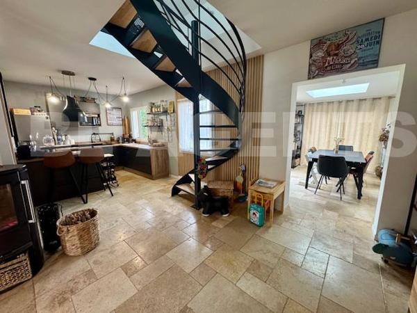 Maison totalement rénovée à Saint Symphorien le Château ! 