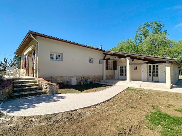 Grande maison de plain pied sur son parc arboré