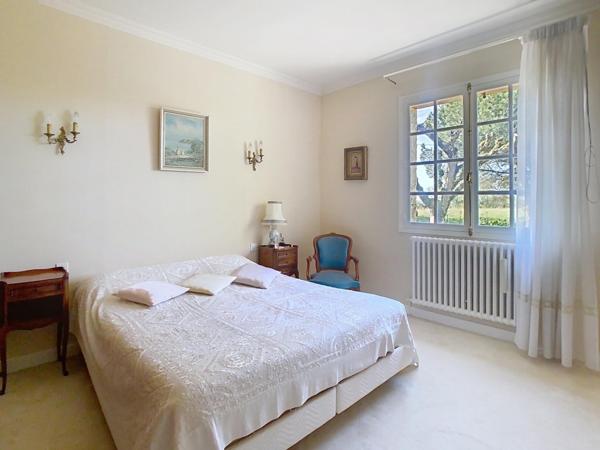 Grande maison de plain pied sur son parc arboré