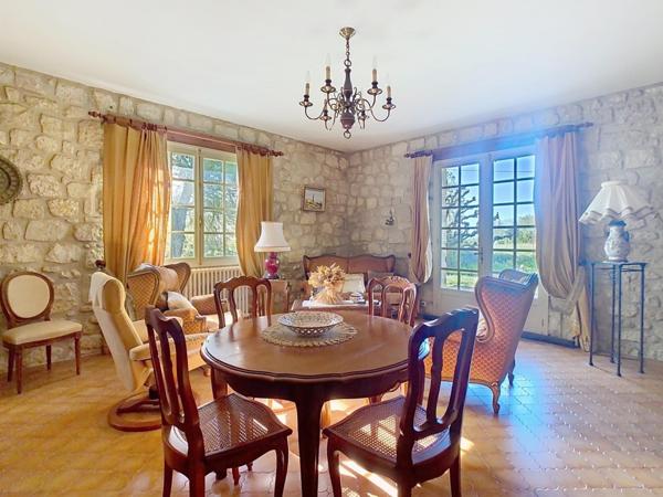 Grande maison de plain pied sur son parc arboré