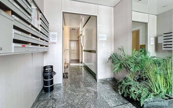 Immeuble à vendre    2 pièces • 1 040 m2 Franconville