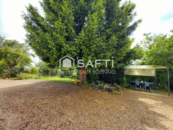 Ensemble de 2 habitations reliées avec double garage et superbe terrain