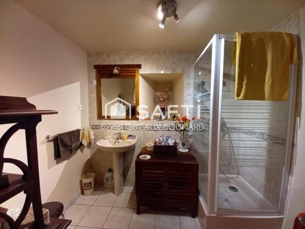 Ensemble de 2 habitations reliées avec double garage et superbe terrain