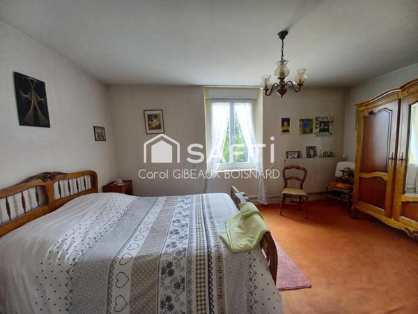 Ensemble de 2 habitations reliées avec double garage et superbe terrain