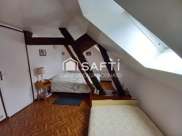 Ensemble de 2 habitations reliées avec double garage et superbe terrain