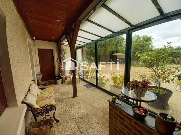 Ensemble de 2 habitations reliées avec double garage et superbe terrain