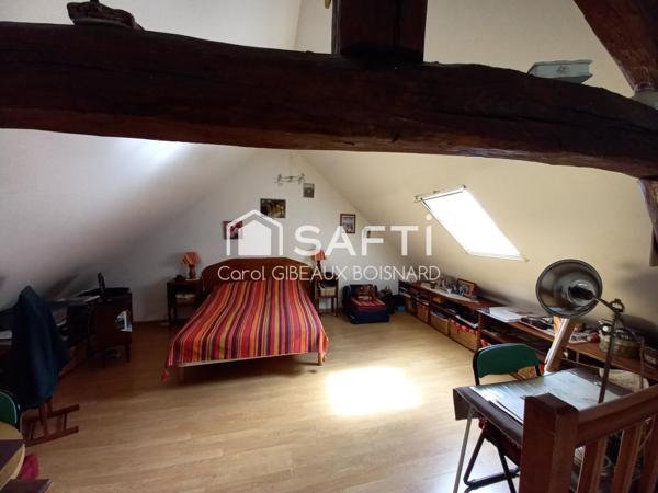 Ensemble de 2 habitations reliées avec double garage et superbe terrain