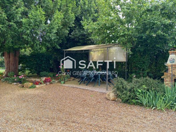 Ensemble de 2 habitations reliées avec double garage et superbe terrain