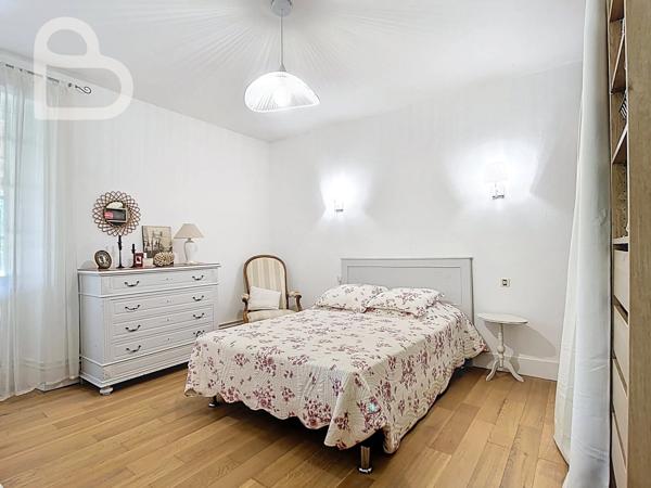 Frayssinet-le-Gélat (46250) Maison de campagne avec piscine, gîte et grange sur 5 ha