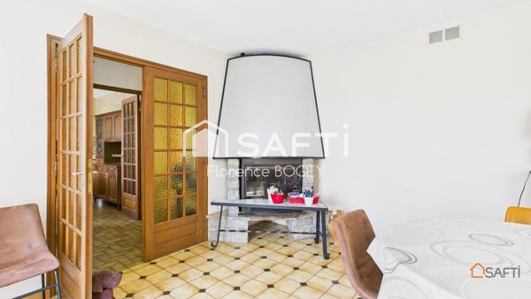 Pavillon dans quartier résidentiel