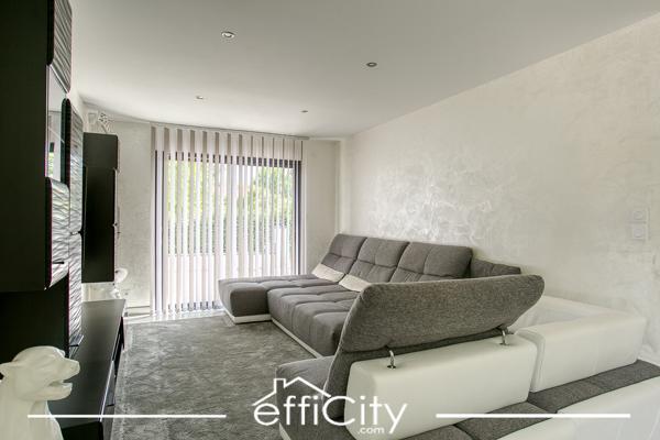 Maison
         6 pièces
        - 238 m² 365 000 € *
