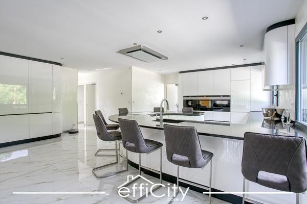 Maison
         6 pièces
        - 238 m² 365 000 € *
