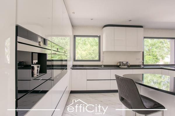Maison
         6 pièces
        - 238 m² 365 000 € *