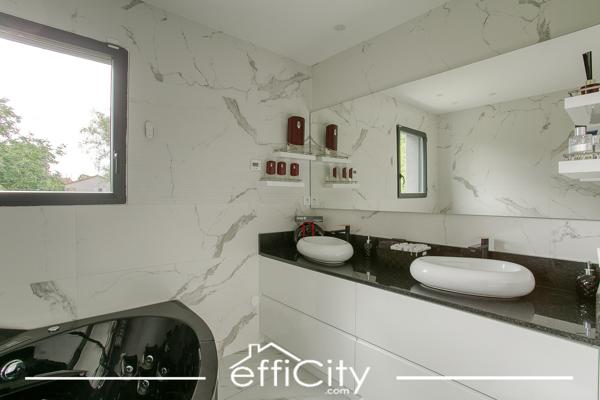 Maison
         6 pièces
        - 238 m² 365 000 € *