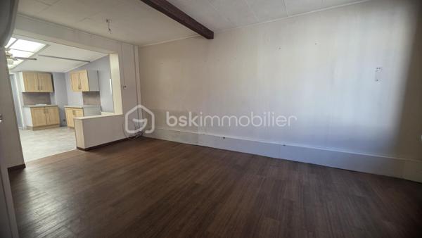 AMIENS SAINT-ACHEUL

Maison semi-mitoyenne avec jardin, dépendances et grand garage arrière.

La maison offre une configuration rare sur le secteur avec un extérieur profond, plusieurs dépendances ainsi qu’un grand garage accessible par l’arrière.

On entre directement sur un séjour ouvert sur une cuisine aménagée et équipée récente, créant un espace de vie agréable et lumineux.
Le rez-de-chaussée dispose également d’une salle d’eau avec WC ainsi qu’une chambre permettant une vraie possibilité de vie de plain-pied.

Aux étages, on retrouve différents espaces pouvant facilement s’adapter selon les besoins : chambres, bureau, dressing, espace télétravail ou rangement.

À l’extérieur, le jardin est organisé en plusieurs espaces avec terrasse, dépendances, atelier et garage, ce qui offre beaucoup de possibilités pour le stockage, le bricolage ou simplement profiter des extérieurs.

La maison dispose également :

* d’une chaudière gaz neuve,
* de volets roulants électriques,
* d’une cave avec adoucisseur d’eau.

Des travaux de rafraîchissement permettront de révéler tout le potentiel du bien.