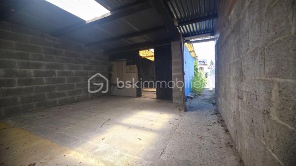 AMIENS SAINT-ACHEUL

Maison semi-mitoyenne avec jardin, dépendances et grand garage arrière.

La maison offre une configuration rare sur le secteur avec un extérieur profond, plusieurs dépendances ainsi qu’un grand garage accessible par l’arrière.

On entre directement sur un séjour ouvert sur une cuisine aménagée et équipée récente, créant un espace de vie agréable et lumineux.
Le rez-de-chaussée dispose également d’une salle d’eau avec WC ainsi qu’une chambre permettant une vraie possibilité de vie de plain-pied.

Aux étages, on retrouve différents espaces pouvant facilement s’adapter selon les besoins : chambres, bureau, dressing, espace télétravail ou rangement.

À l’extérieur, le jardin est organisé en plusieurs espaces avec terrasse, dépendances, atelier et garage, ce qui offre beaucoup de possibilités pour le stockage, le bricolage ou simplement profiter des extérieurs.

La maison dispose également :

* d’une chaudière gaz neuve,
* de volets roulants électriques,
* d’une cave avec adoucisseur d’eau.

Des travaux de rafraîchissement permettront de révéler tout le potentiel du bien.