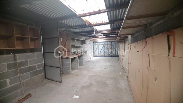 AMIENS SAINT-ACHEUL

Maison semi-mitoyenne avec jardin, dépendances et grand garage arrière.

La maison offre une configuration rare sur le secteur avec un extérieur profond, plusieurs dépendances ainsi qu’un grand garage accessible par l’arrière.

On entre directement sur un séjour ouvert sur une cuisine aménagée et équipée récente, créant un espace de vie agréable et lumineux.
Le rez-de-chaussée dispose également d’une salle d’eau avec WC ainsi qu’une chambre permettant une vraie possibilité de vie de plain-pied.

Aux étages, on retrouve différents espaces pouvant facilement s’adapter selon les besoins : chambres, bureau, dressing, espace télétravail ou rangement.

À l’extérieur, le jardin est organisé en plusieurs espaces avec terrasse, dépendances, atelier et garage, ce qui offre beaucoup de possibilités pour le stockage, le bricolage ou simplement profiter des extérieurs.

La maison dispose également :

* d’une chaudière gaz neuve,
* de volets roulants électriques,
* d’une cave avec adoucisseur d’eau.

Des travaux de rafraîchissement permettront de révéler tout le potentiel du bien.