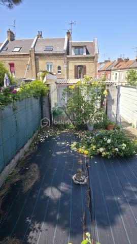 AMIENS SAINT-ACHEUL

Maison semi-mitoyenne avec jardin, dépendances et grand garage arrière.

La maison offre une configuration rare sur le secteur avec un extérieur profond, plusieurs dépendances ainsi qu’un grand garage accessible par l’arrière.

On entre directement sur un séjour ouvert sur une cuisine aménagée et équipée récente, créant un espace de vie agréable et lumineux.
Le rez-de-chaussée dispose également d’une salle d’eau avec WC ainsi qu’une chambre permettant une vraie possibilité de vie de plain-pied.

Aux étages, on retrouve différents espaces pouvant facilement s’adapter selon les besoins : chambres, bureau, dressing, espace télétravail ou rangement.

À l’extérieur, le jardin est organisé en plusieurs espaces avec terrasse, dépendances, atelier et garage, ce qui offre beaucoup de possibilités pour le stockage, le bricolage ou simplement profiter des extérieurs.

La maison dispose également :

* d’une chaudière gaz neuve,
* de volets roulants électriques,
* d’une cave avec adoucisseur d’eau.

Des travaux de rafraîchissement permettront de révéler tout le potentiel du bien.