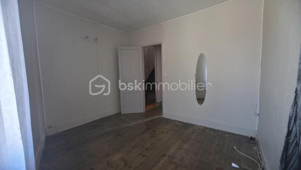 AMIENS SAINT-ACHEUL

Maison semi-mitoyenne avec jardin, dépendances et grand garage arrière.

La maison offre une configuration rare sur le secteur avec un extérieur profond, plusieurs dépendances ainsi qu’un grand garage accessible par l’arrière.

On entre directement sur un séjour ouvert sur une cuisine aménagée et équipée récente, créant un espace de vie agréable et lumineux.
Le rez-de-chaussée dispose également d’une salle d’eau avec WC ainsi qu’une chambre permettant une vraie possibilité de vie de plain-pied.

Aux étages, on retrouve différents espaces pouvant facilement s’adapter selon les besoins : chambres, bureau, dressing, espace télétravail ou rangement.

À l’extérieur, le jardin est organisé en plusieurs espaces avec terrasse, dépendances, atelier et garage, ce qui offre beaucoup de possibilités pour le stockage, le bricolage ou simplement profiter des extérieurs.

La maison dispose également :

* d’une chaudière gaz neuve,
* de volets roulants électriques,
* d’une cave avec adoucisseur d’eau.

Des travaux de rafraîchissement permettront de révéler tout le potentiel du bien.