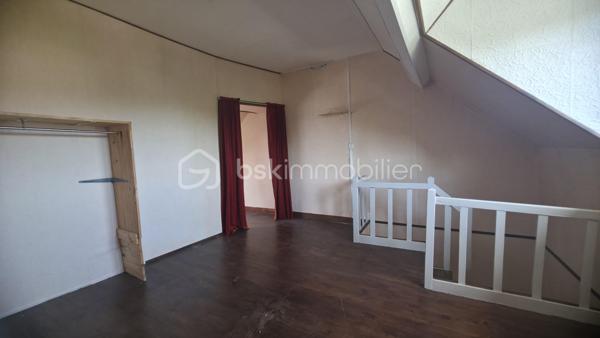 AMIENS SAINT-ACHEUL

Maison semi-mitoyenne avec jardin, dépendances et grand garage arrière.

La maison offre une configuration rare sur le secteur avec un extérieur profond, plusieurs dépendances ainsi qu’un grand garage accessible par l’arrière.

On entre directement sur un séjour ouvert sur une cuisine aménagée et équipée récente, créant un espace de vie agréable et lumineux.
Le rez-de-chaussée dispose également d’une salle d’eau avec WC ainsi qu’une chambre permettant une vraie possibilité de vie de plain-pied.

Aux étages, on retrouve différents espaces pouvant facilement s’adapter selon les besoins : chambres, bureau, dressing, espace télétravail ou rangement.

À l’extérieur, le jardin est organisé en plusieurs espaces avec terrasse, dépendances, atelier et garage, ce qui offre beaucoup de possibilités pour le stockage, le bricolage ou simplement profiter des extérieurs.

La maison dispose également :

* d’une chaudière gaz neuve,
* de volets roulants électriques,
* d’une cave avec adoucisseur d’eau.

Des travaux de rafraîchissement permettront de révéler tout le potentiel du bien.