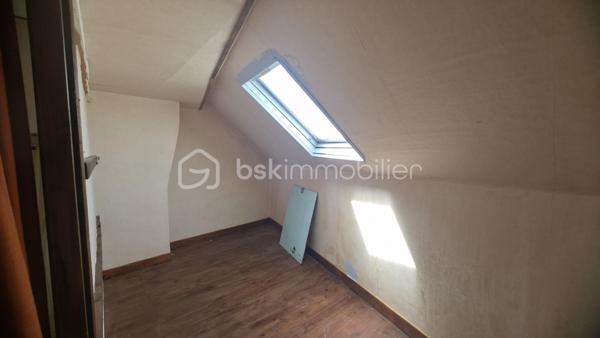 AMIENS SAINT-ACHEUL

Maison semi-mitoyenne avec jardin, dépendances et grand garage arrière.

La maison offre une configuration rare sur le secteur avec un extérieur profond, plusieurs dépendances ainsi qu’un grand garage accessible par l’arrière.

On entre directement sur un séjour ouvert sur une cuisine aménagée et équipée récente, créant un espace de vie agréable et lumineux.
Le rez-de-chaussée dispose également d’une salle d’eau avec WC ainsi qu’une chambre permettant une vraie possibilité de vie de plain-pied.

Aux étages, on retrouve différents espaces pouvant facilement s’adapter selon les besoins : chambres, bureau, dressing, espace télétravail ou rangement.

À l’extérieur, le jardin est organisé en plusieurs espaces avec terrasse, dépendances, atelier et garage, ce qui offre beaucoup de possibilités pour le stockage, le bricolage ou simplement profiter des extérieurs.

La maison dispose également :

* d’une chaudière gaz neuve,
* de volets roulants électriques,
* d’une cave avec adoucisseur d’eau.

Des travaux de rafraîchissement permettront de révéler tout le potentiel du bien.