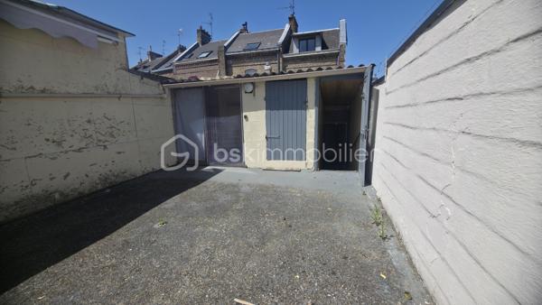 AMIENS SAINT-ACHEUL

Maison semi-mitoyenne avec jardin, dépendances et grand garage arrière.

La maison offre une configuration rare sur le secteur avec un extérieur profond, plusieurs dépendances ainsi qu’un grand garage accessible par l’arrière.

On entre directement sur un séjour ouvert sur une cuisine aménagée et équipée récente, créant un espace de vie agréable et lumineux.
Le rez-de-chaussée dispose également d’une salle d’eau avec WC ainsi qu’une chambre permettant une vraie possibilité de vie de plain-pied.

Aux étages, on retrouve différents espaces pouvant facilement s’adapter selon les besoins : chambres, bureau, dressing, espace télétravail ou rangement.

À l’extérieur, le jardin est organisé en plusieurs espaces avec terrasse, dépendances, atelier et garage, ce qui offre beaucoup de possibilités pour le stockage, le bricolage ou simplement profiter des extérieurs.

La maison dispose également :

* d’une chaudière gaz neuve,
* de volets roulants électriques,
* d’une cave avec adoucisseur d’eau.

Des travaux de rafraîchissement permettront de révéler tout le potentiel du bien.