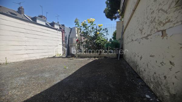 AMIENS SAINT-ACHEUL

Maison semi-mitoyenne avec jardin, dépendances et grand garage arrière.

La maison offre une configuration rare sur le secteur avec un extérieur profond, plusieurs dépendances ainsi qu’un grand garage accessible par l’arrière.

On entre directement sur un séjour ouvert sur une cuisine aménagée et équipée récente, créant un espace de vie agréable et lumineux.
Le rez-de-chaussée dispose également d’une salle d’eau avec WC ainsi qu’une chambre permettant une vraie possibilité de vie de plain-pied.

Aux étages, on retrouve différents espaces pouvant facilement s’adapter selon les besoins : chambres, bureau, dressing, espace télétravail ou rangement.

À l’extérieur, le jardin est organisé en plusieurs espaces avec terrasse, dépendances, atelier et garage, ce qui offre beaucoup de possibilités pour le stockage, le bricolage ou simplement profiter des extérieurs.

La maison dispose également :

* d’une chaudière gaz neuve,
* de volets roulants électriques,
* d’une cave avec adoucisseur d’eau.

Des travaux de rafraîchissement permettront de révéler tout le potentiel du bien.