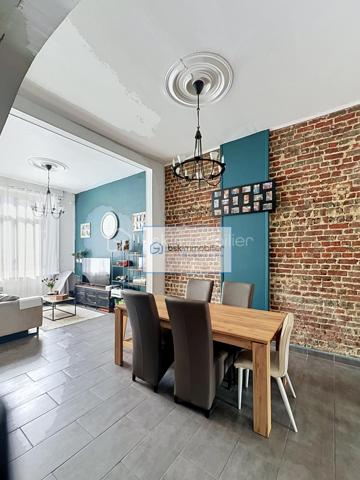 Laissez-vous charmer par cette maison entièrement rénovée, nichée au cœur de Wattrelos, à l’intérieur, vous serez accueilli par un séjour spacieux et baigné de lumière, au sein d’une surface habitable de 90 m². La cuisine, moderne et entièrement équipée, devient le cœur chaleureux de ce foyer. Au premier étage, une salle de bain élégante, avec baignoire, douche, double vasque et WC, accompagne une première chambre. Au deuxième étage, deux chambres lumineuses vous attendent, parfaites pour tous vos projets. Idéalement située à proximité des commerces et des écoles, cette maison vous promet confort et praticité. Et pour couronner le tout, un extérieur intime de 20 m², sans vis-à-vis, vient parfaire ce cadre de vie exceptionnel.