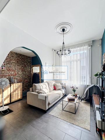 Laissez-vous charmer par cette maison entièrement rénovée, nichée au cœur de Wattrelos, à l’intérieur, vous serez accueilli par un séjour spacieux et baigné de lumière, au sein d’une surface habitable de 90 m². La cuisine, moderne et entièrement équipée, devient le cœur chaleureux de ce foyer. Au premier étage, une salle de bain élégante, avec baignoire, douche, double vasque et WC, accompagne une première chambre. Au deuxième étage, deux chambres lumineuses vous attendent, parfaites pour tous vos projets. Idéalement située à proximité des commerces et des écoles, cette maison vous promet confort et praticité. Et pour couronner le tout, un extérieur intime de 20 m², sans vis-à-vis, vient parfaire ce cadre de vie exceptionnel.