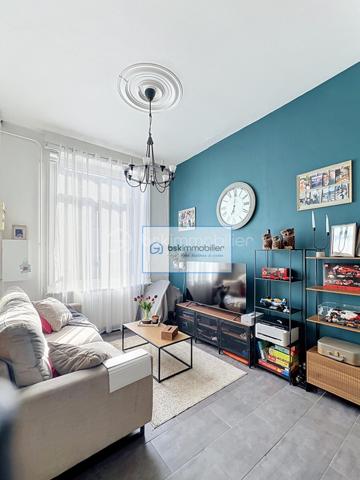 Laissez-vous charmer par cette maison entièrement rénovée, nichée au cœur de Wattrelos, à l’intérieur, vous serez accueilli par un séjour spacieux et baigné de lumière, au sein d’une surface habitable de 90 m². La cuisine, moderne et entièrement équipée, devient le cœur chaleureux de ce foyer. Au premier étage, une salle de bain élégante, avec baignoire, douche, double vasque et WC, accompagne une première chambre. Au deuxième étage, deux chambres lumineuses vous attendent, parfaites pour tous vos projets. Idéalement située à proximité des commerces et des écoles, cette maison vous promet confort et praticité. Et pour couronner le tout, un extérieur intime de 20 m², sans vis-à-vis, vient parfaire ce cadre de vie exceptionnel.