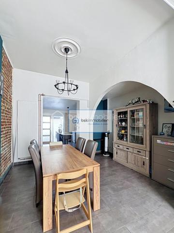 Laissez-vous charmer par cette maison entièrement rénovée, nichée au cœur de Wattrelos, à l’intérieur, vous serez accueilli par un séjour spacieux et baigné de lumière, au sein d’une surface habitable de 90 m². La cuisine, moderne et entièrement équipée, devient le cœur chaleureux de ce foyer. Au premier étage, une salle de bain élégante, avec baignoire, douche, double vasque et WC, accompagne une première chambre. Au deuxième étage, deux chambres lumineuses vous attendent, parfaites pour tous vos projets. Idéalement située à proximité des commerces et des écoles, cette maison vous promet confort et praticité. Et pour couronner le tout, un extérieur intime de 20 m², sans vis-à-vis, vient parfaire ce cadre de vie exceptionnel.