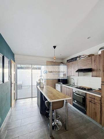 Laissez-vous charmer par cette maison entièrement rénovée, nichée au cœur de Wattrelos, à l’intérieur, vous serez accueilli par un séjour spacieux et baigné de lumière, au sein d’une surface habitable de 90 m². La cuisine, moderne et entièrement équipée, devient le cœur chaleureux de ce foyer. Au premier étage, une salle de bain élégante, avec baignoire, douche, double vasque et WC, accompagne une première chambre. Au deuxième étage, deux chambres lumineuses vous attendent, parfaites pour tous vos projets. Idéalement située à proximité des commerces et des écoles, cette maison vous promet confort et praticité. Et pour couronner le tout, un extérieur intime de 20 m², sans vis-à-vis, vient parfaire ce cadre de vie exceptionnel.