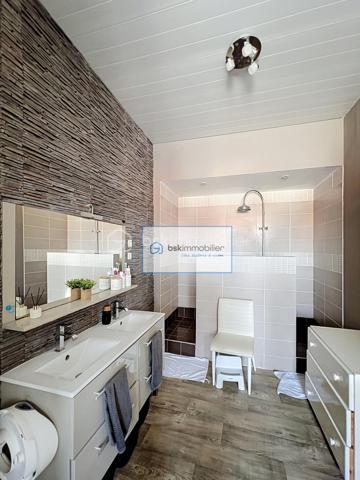 Laissez-vous charmer par cette maison entièrement rénovée, nichée au cœur de Wattrelos, à l’intérieur, vous serez accueilli par un séjour spacieux et baigné de lumière, au sein d’une surface habitable de 90 m². La cuisine, moderne et entièrement équipée, devient le cœur chaleureux de ce foyer. Au premier étage, une salle de bain élégante, avec baignoire, douche, double vasque et WC, accompagne une première chambre. Au deuxième étage, deux chambres lumineuses vous attendent, parfaites pour tous vos projets. Idéalement située à proximité des commerces et des écoles, cette maison vous promet confort et praticité. Et pour couronner le tout, un extérieur intime de 20 m², sans vis-à-vis, vient parfaire ce cadre de vie exceptionnel.