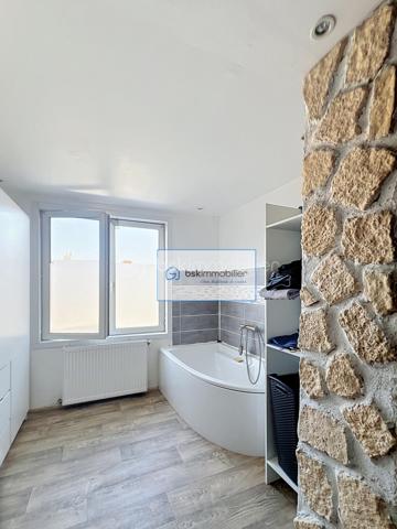 Laissez-vous charmer par cette maison entièrement rénovée, nichée au cœur de Wattrelos, à l’intérieur, vous serez accueilli par un séjour spacieux et baigné de lumière, au sein d’une surface habitable de 90 m². La cuisine, moderne et entièrement équipée, devient le cœur chaleureux de ce foyer. Au premier étage, une salle de bain élégante, avec baignoire, douche, double vasque et WC, accompagne une première chambre. Au deuxième étage, deux chambres lumineuses vous attendent, parfaites pour tous vos projets. Idéalement située à proximité des commerces et des écoles, cette maison vous promet confort et praticité. Et pour couronner le tout, un extérieur intime de 20 m², sans vis-à-vis, vient parfaire ce cadre de vie exceptionnel.