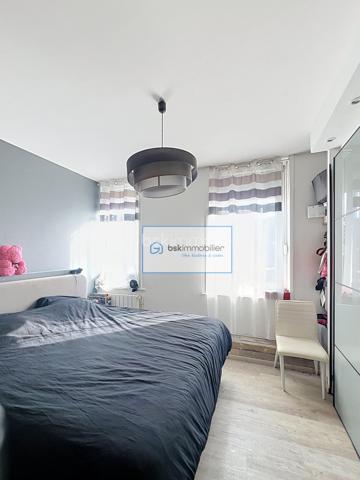 Laissez-vous charmer par cette maison entièrement rénovée, nichée au cœur de Wattrelos, à l’intérieur, vous serez accueilli par un séjour spacieux et baigné de lumière, au sein d’une surface habitable de 90 m². La cuisine, moderne et entièrement équipée, devient le cœur chaleureux de ce foyer. Au premier étage, une salle de bain élégante, avec baignoire, douche, double vasque et WC, accompagne une première chambre. Au deuxième étage, deux chambres lumineuses vous attendent, parfaites pour tous vos projets. Idéalement située à proximité des commerces et des écoles, cette maison vous promet confort et praticité. Et pour couronner le tout, un extérieur intime de 20 m², sans vis-à-vis, vient parfaire ce cadre de vie exceptionnel.