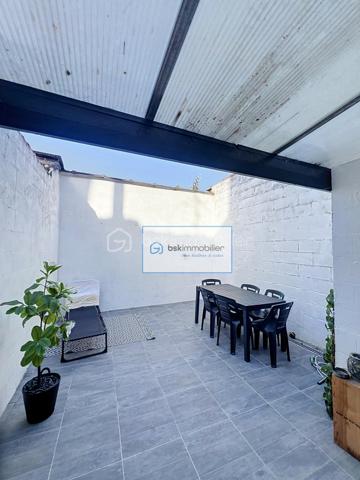 Laissez-vous charmer par cette maison entièrement rénovée, nichée au cœur de Wattrelos, à l’intérieur, vous serez accueilli par un séjour spacieux et baigné de lumière, au sein d’une surface habitable de 90 m². La cuisine, moderne et entièrement équipée, devient le cœur chaleureux de ce foyer. Au premier étage, une salle de bain élégante, avec baignoire, douche, double vasque et WC, accompagne une première chambre. Au deuxième étage, deux chambres lumineuses vous attendent, parfaites pour tous vos projets. Idéalement située à proximité des commerces et des écoles, cette maison vous promet confort et praticité. Et pour couronner le tout, un extérieur intime de 20 m², sans vis-à-vis, vient parfaire ce cadre de vie exceptionnel.