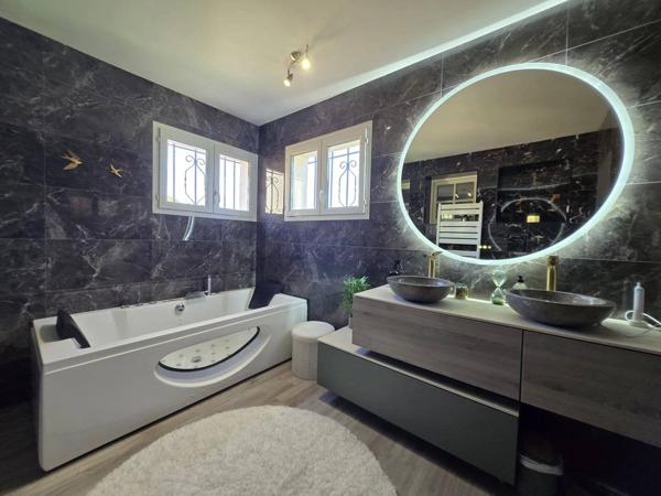 Superbe Mas avec multiples logements et piscine à Bompas