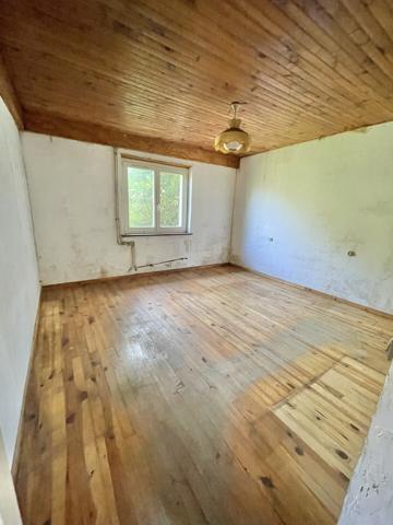 🌿 Plain-pied, grand jardin et beau potentiel à révéler à Attigny 🏡