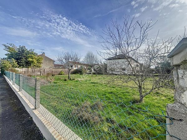 Terrain Constructible de 489 m² dans le Prisé Quartier du Dolmen à Poitiers