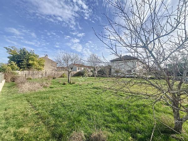 Terrain Constructible de 489 m² dans le Prisé Quartier du Dolmen à Poitiers