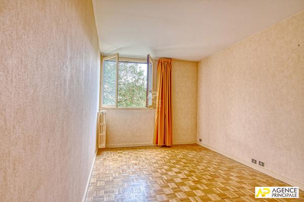 Versailles Montreuil St-Symphorien 4 pièces 100 m² situé au 3ème étage avec ascenseur, balcon et parking €645 000 ** - Référence 25819