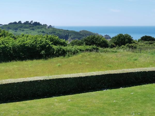 Maison avec piscine et large vue mer à Cancale