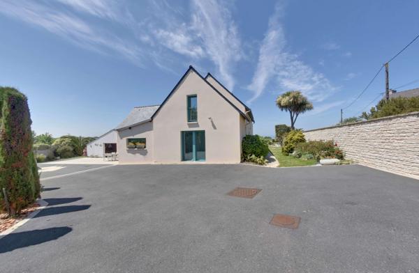 Maison avec piscine et large vue mer à Cancale